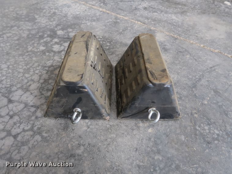 image for item HJ9399 Rubber wheel chocks