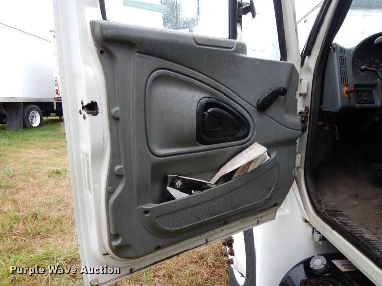 image for item HJ9586 2003 International 4300  box truck