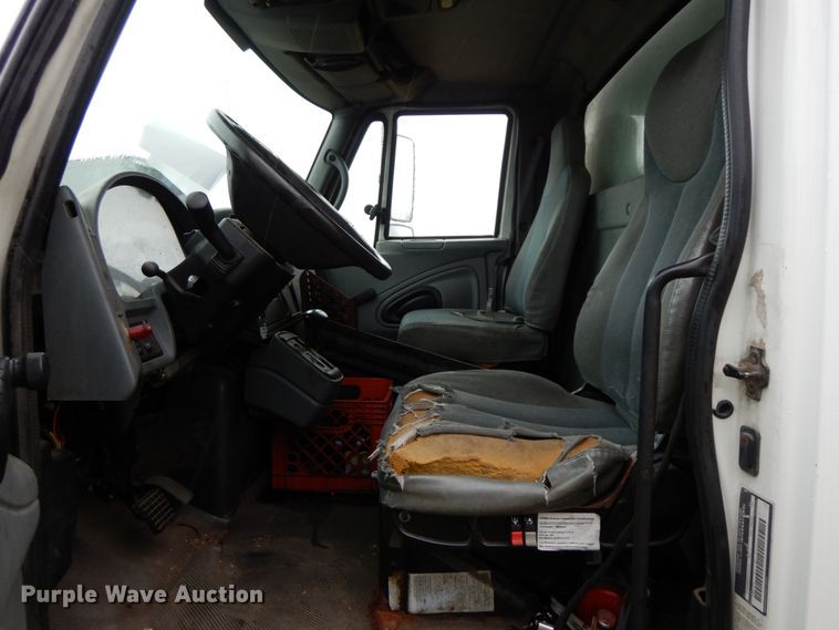 image for item HJ9586 2003 International 4300  box truck