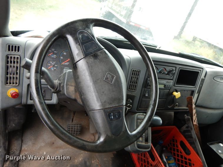 image for item HJ9586 2003 International 4300  box truck