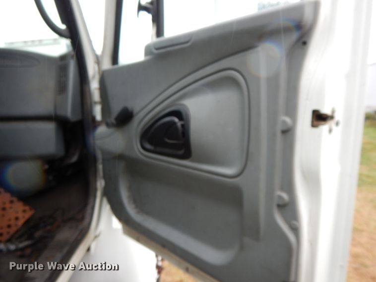 image for item HJ9586 2003 International 4300  box truck