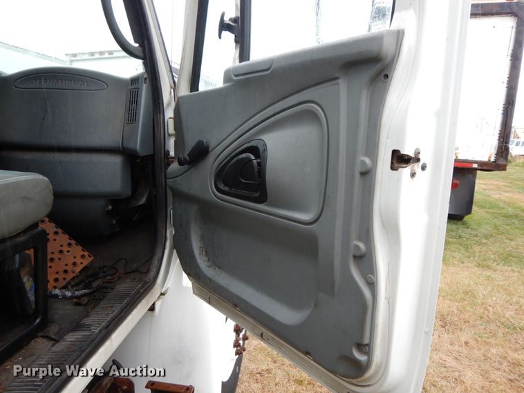 image for item HJ9586 2003 International 4300  box truck