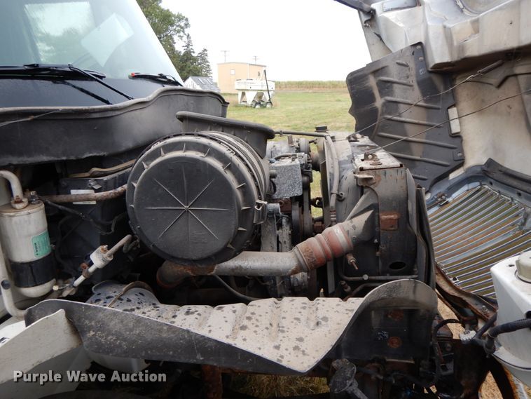 image for item HJ9586 2003 International 4300  box truck