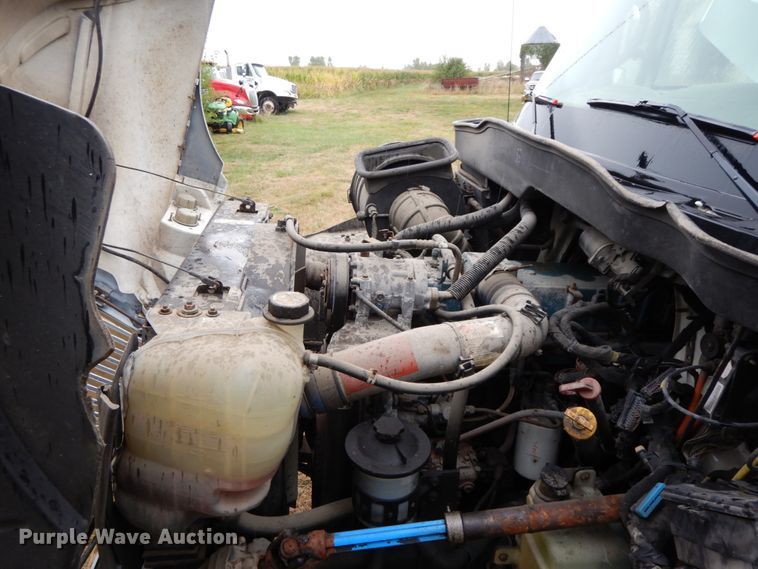 image for item HJ9586 2003 International 4300  box truck