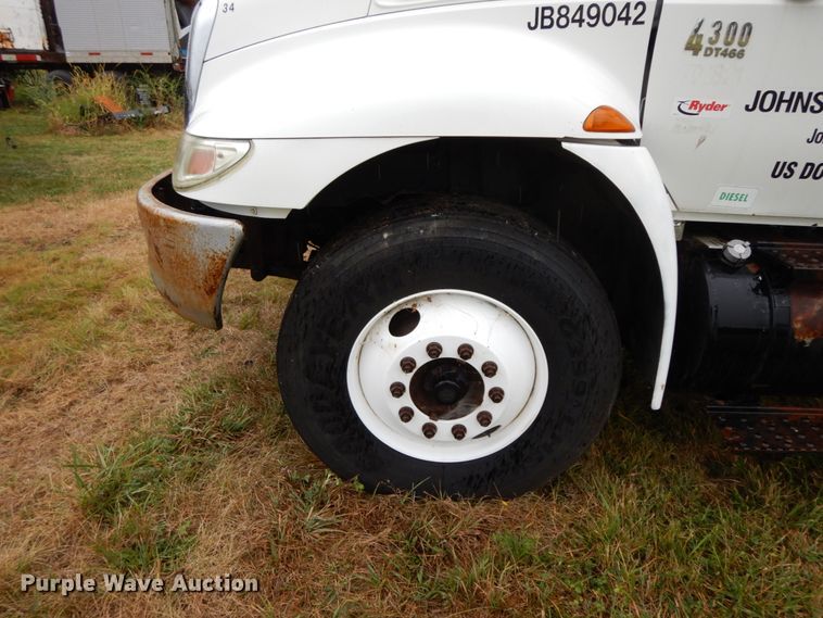 image for item HJ9586 2003 International 4300  box truck