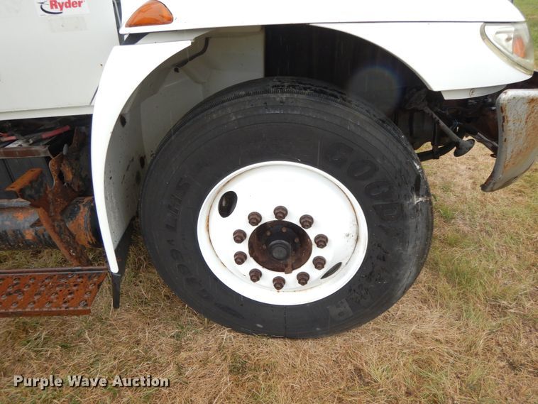 image for item HJ9586 2003 International 4300  box truck