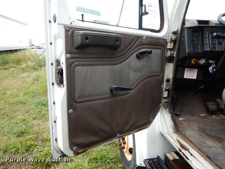 image for item HJ9587 2001 International 4700  box truck