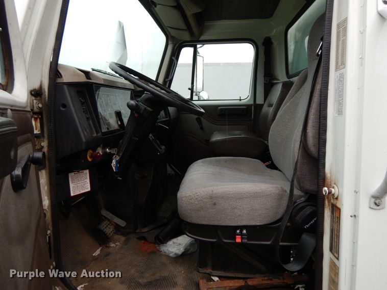 image for item HJ9587 2001 International 4700  box truck