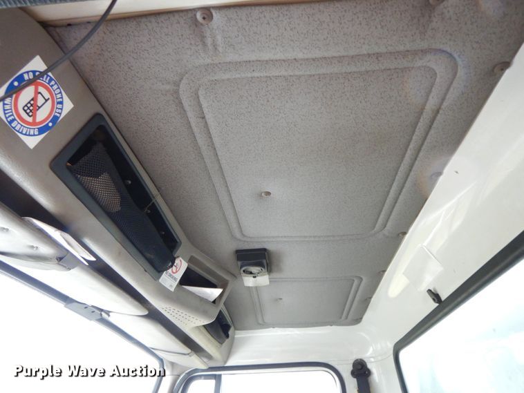 image for item HJ9587 2001 International 4700  box truck