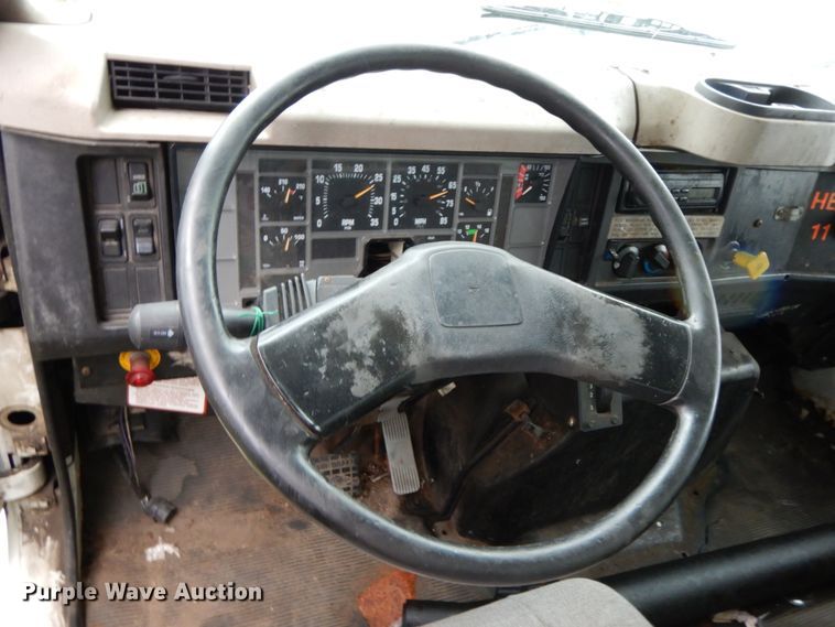 image for item HJ9587 2001 International 4700  box truck