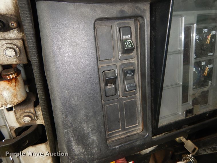 image for item HJ9587 2001 International 4700  box truck