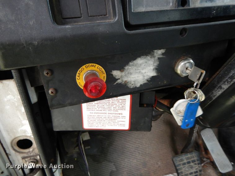 image for item HJ9587 2001 International 4700  box truck