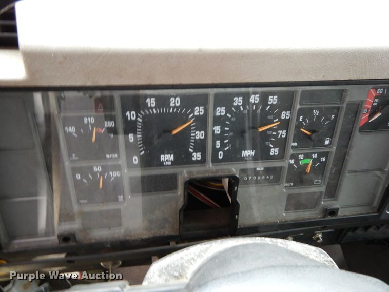 image for item HJ9587 2001 International 4700  box truck