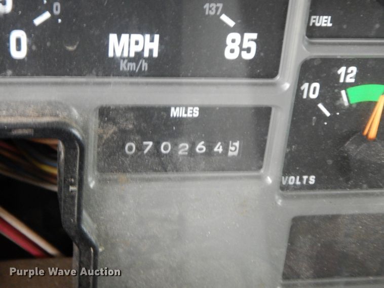 image for item HJ9587 2001 International 4700  box truck