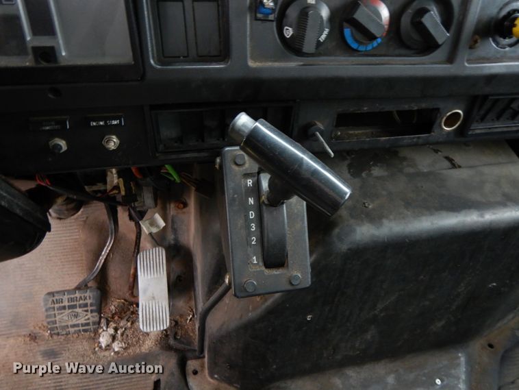 image for item HJ9587 2001 International 4700  box truck