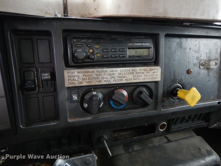 image for item HJ9587 2001 International 4700  box truck