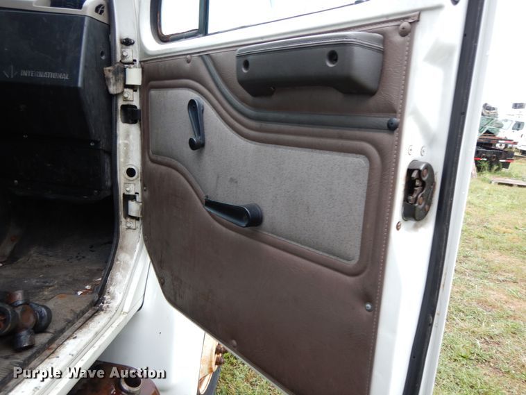 image for item HJ9587 2001 International 4700  box truck