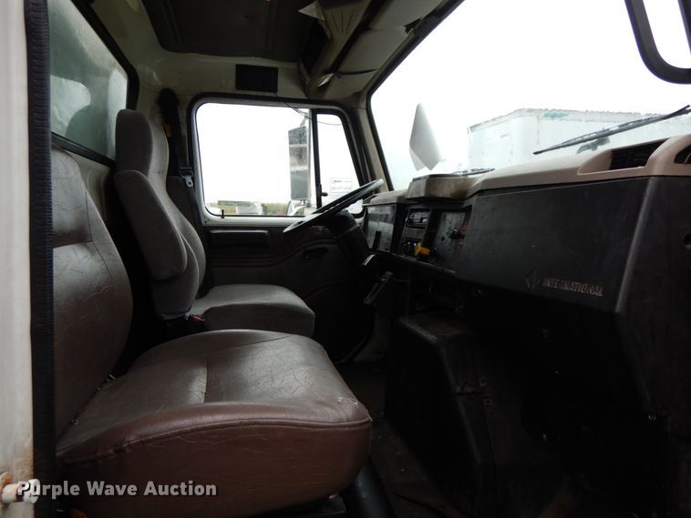 image for item HJ9587 2001 International 4700  box truck