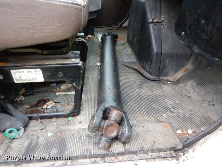 image for item HJ9587 2001 International 4700  box truck