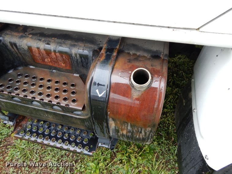 image for item HJ9587 2001 International 4700  box truck