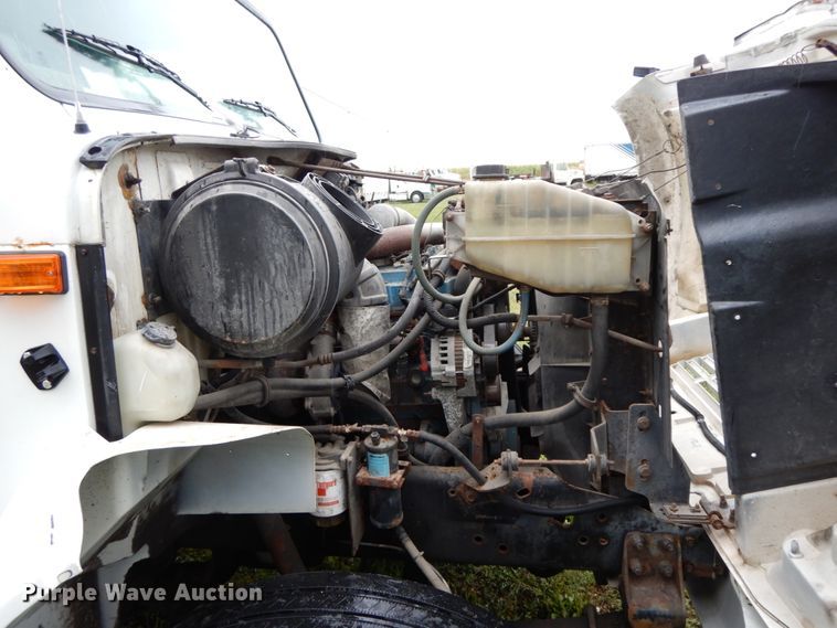 image for item HJ9587 2001 International 4700  box truck