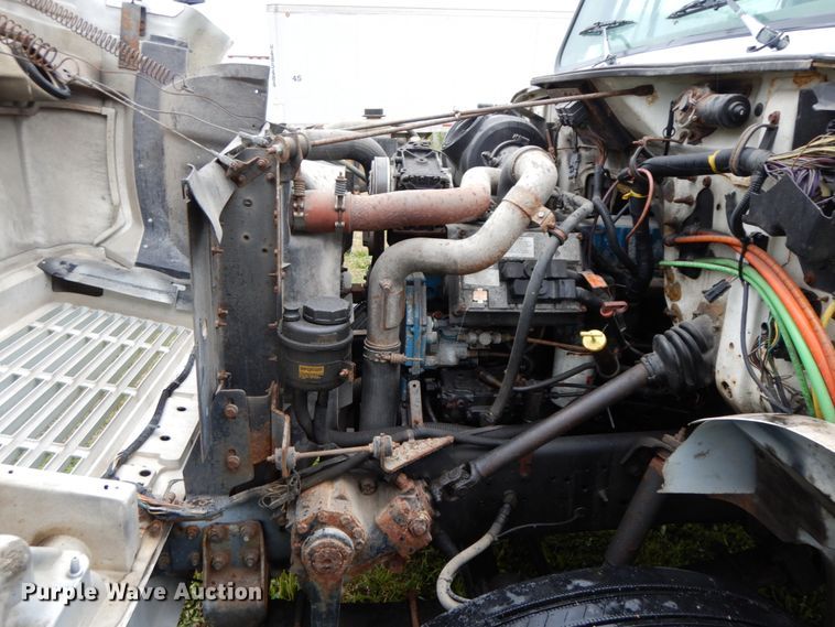 image for item HJ9587 2001 International 4700  box truck