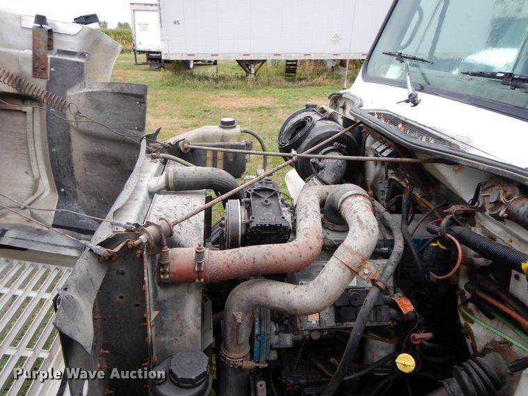 image for item HJ9587 2001 International 4700  box truck