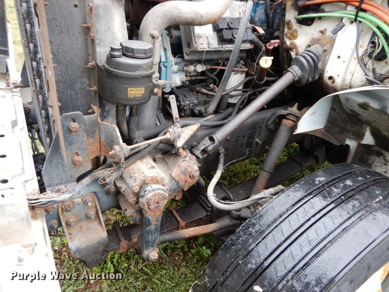 image for item HJ9587 2001 International 4700  box truck