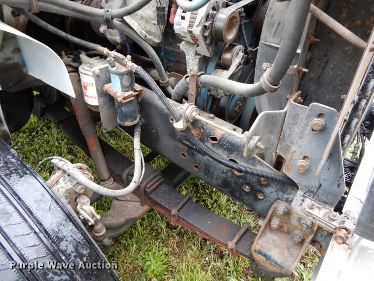 image for item HJ9587 2001 International 4700  box truck