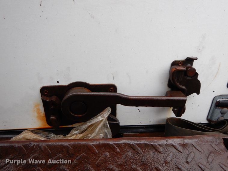 image for item HJ9587 2001 International 4700  box truck