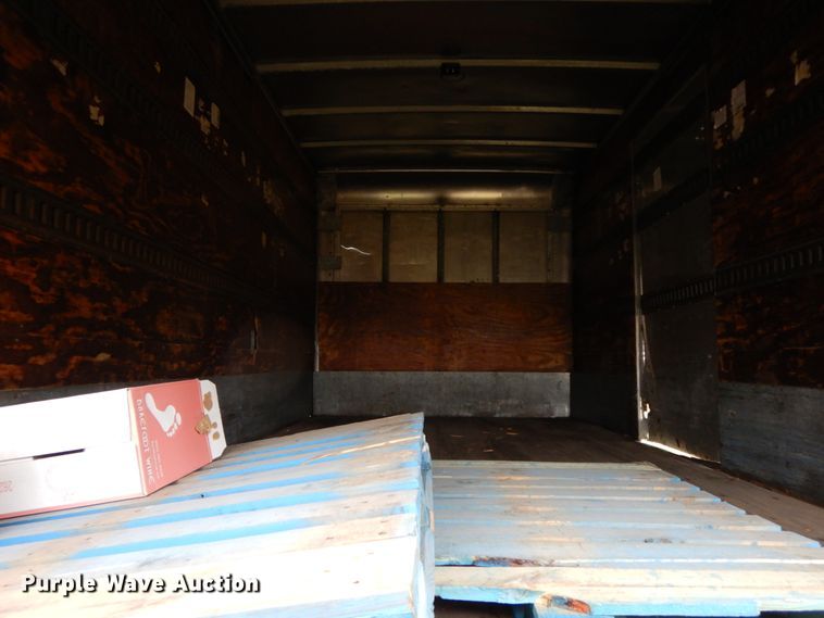 image for item HJ9587 2001 International 4700  box truck