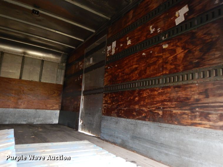 image for item HJ9587 2001 International 4700  box truck