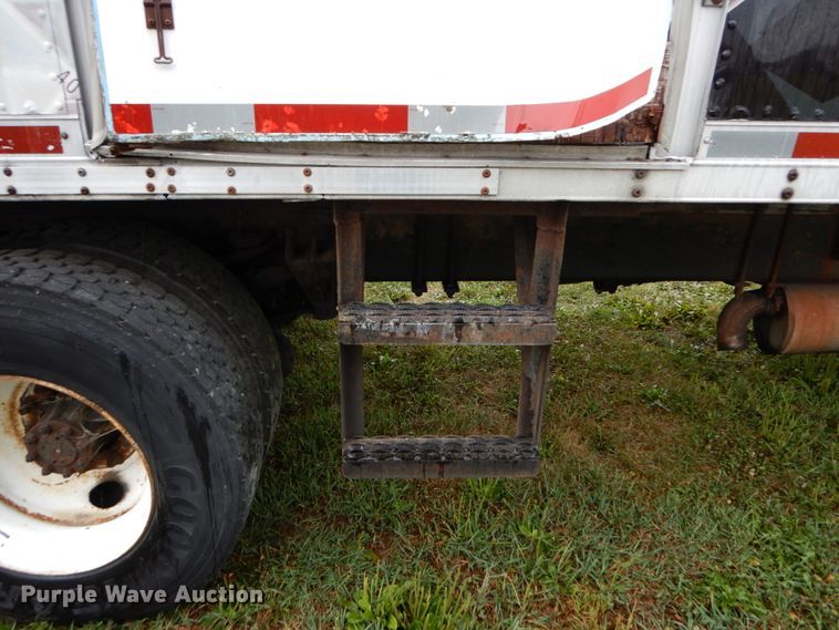 image for item HJ9587 2001 International 4700  box truck