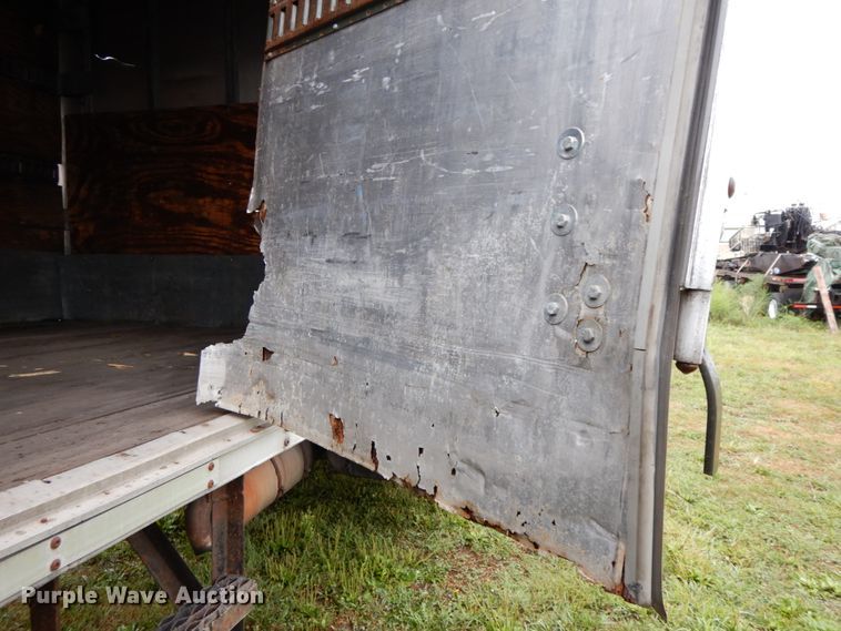 image for item HJ9587 2001 International 4700  box truck