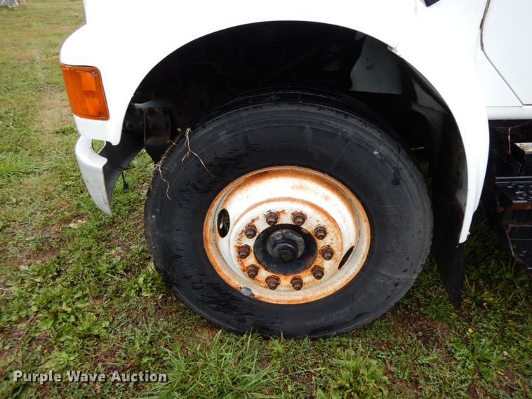 image for item HJ9587 2001 International 4700  box truck