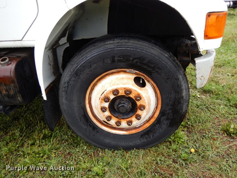 image for item HJ9587 2001 International 4700  box truck