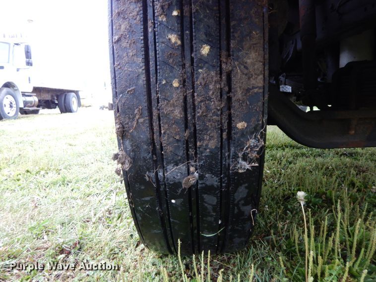 image for item HJ9587 2001 International 4700  box truck