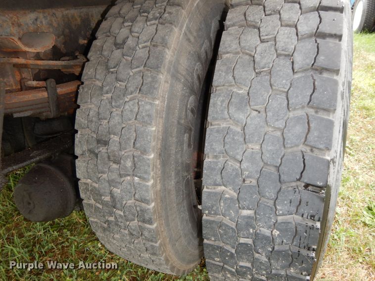 image for item HJ9587 2001 International 4700  box truck