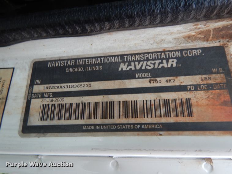 image for item HJ9587 2001 International 4700  box truck