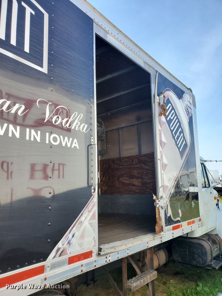 image for item HJ9587 2001 International 4700  box truck