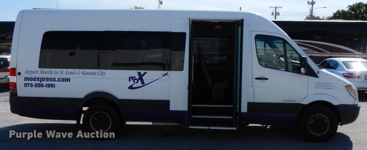 image for item HJ9619 2007 Dodge Sprinter 3500  shuttle bus