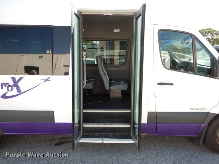 image for item HJ9619 2007 Dodge Sprinter 3500  shuttle bus