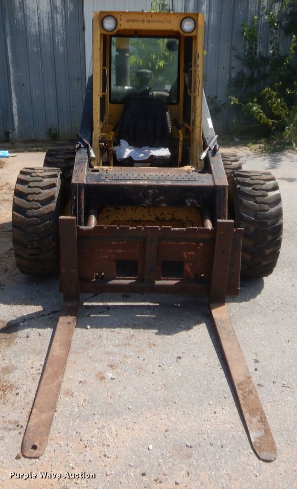 image for item HW9263 1984 New Holland 785  skid steer loader