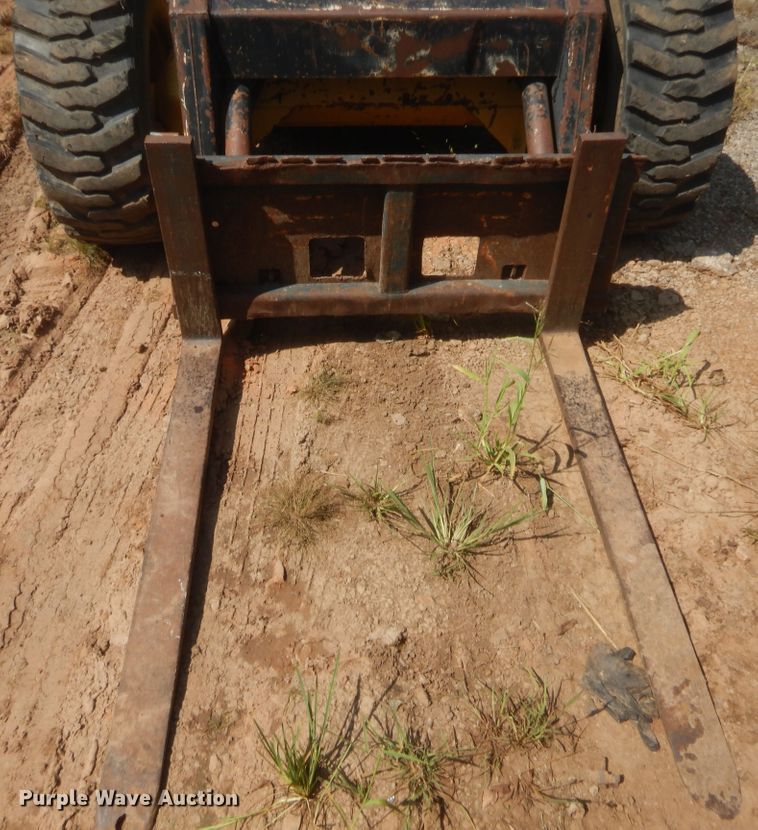 image for item HW9263 1984 New Holland 785  skid steer loader