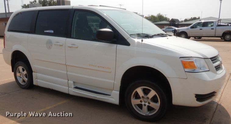 image for item HW9266 2010 Dodge Grand Caravan  van