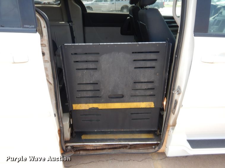 image for item HW9266 2010 Dodge Grand Caravan  van