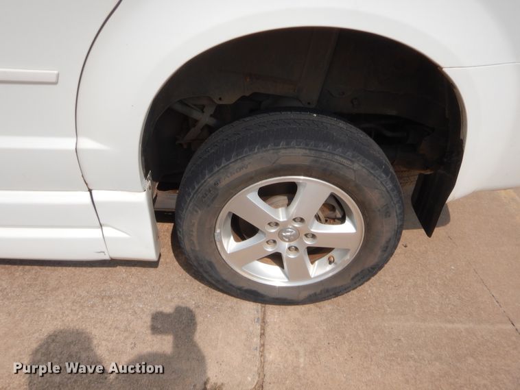 image for item HW9266 2010 Dodge Grand Caravan  van