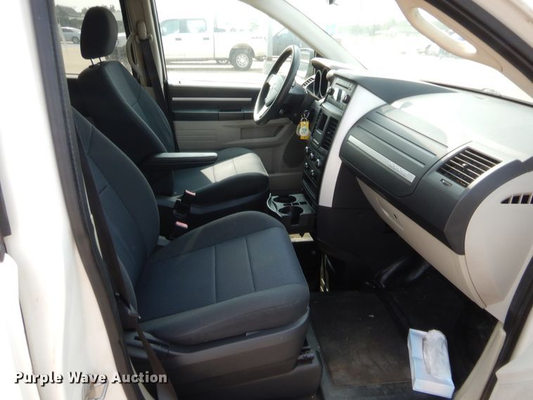 image for item HW9267 2010 Dodge Grand Caravan  van