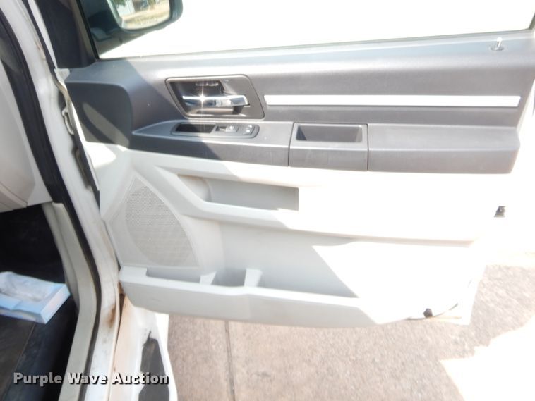 image for item HW9267 2010 Dodge Grand Caravan  van