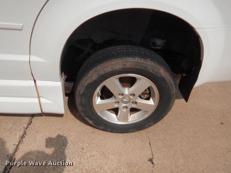 image for item HW9267 2010 Dodge Grand Caravan  van
